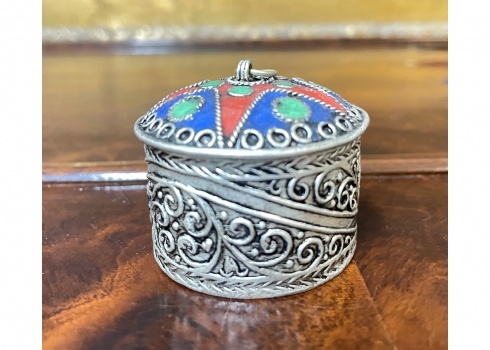קופסא עגולה קטנה בסגנון טורקמני, עשויה כסף נמוך, מעוטרת עיטורי פיליגראן ואמייל
