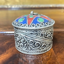 קופסא עגולה קטנה בסגנון טורקמני, עשויה כסף נמוך, מעוטרת עיטורי פיליגראן ואמייל