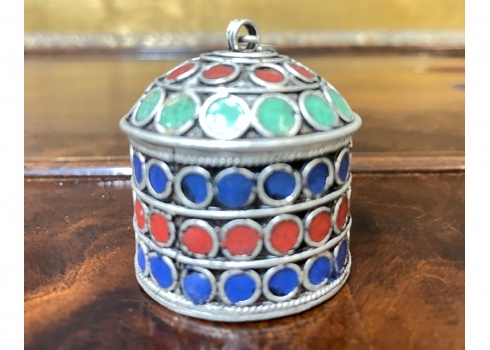 קופסא עגולה קטנה בסגנון טורקמני, עשויה כסף נמוך, מעוטרת עיטורי פיליגראן ואמייל