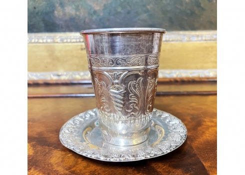 כוס קידוש של חברת הצורפים ותחתית תואמת, עשויים כסף ''סטרלינג' (925), חתום