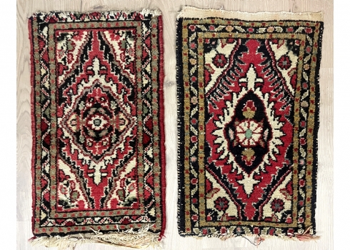 לוט של שני שטיחים ישנים קטנים (שטיחי תפילה), עשויים בעבודת יד, צמר על כותנה