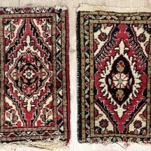 לוט של שני שטיחים ישנים קטנים (שטיחי תפילה), עשויים בעבודת יד, צמר על כותנה