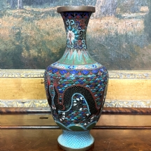אגרטל קלואזונה (Cloisonne) סיני ישן, עשוי נחושת ואמייל
