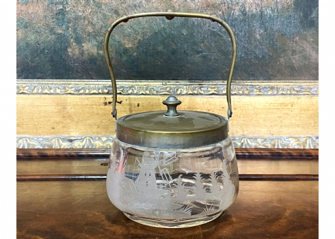 כלי עתיק לעוגיות מסוף המאה ה-19, עשוי זכוכית חרוטה בעבודת יד בדגם טחנת רוח ומכסה