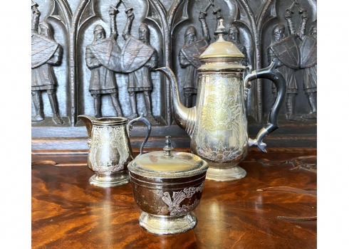 סט כלים הודי ישן בסגנון אנגלי עתיק (ויקטוריאני) להגשת קפה, חלב וסוכר, עשוי פליז