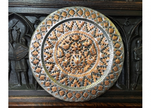 מגש פרסי ישן ויפה עשוי נחושת מרוקעת בעבודת יד אמן, מצופה חלקית בבדיל