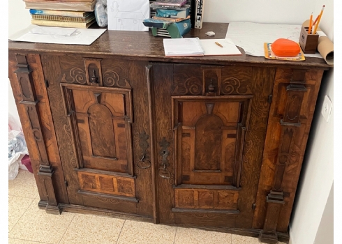 שידה עתיקה מהמאה ה-17, עשויה עץ, מצב בהתאם לגיל