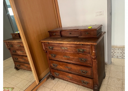 שידת מגירות עתיקה מהמאה ה-19, עשויה עץ, מצב בהתאם לגיל