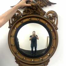מראה עתיקה בת כמאה שנה בסגנון פדרלי (Federal style) אמריקאי, עשויה עץ, פגמים