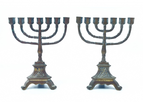 זוג מנורות ברונזה יהודיות בעלות שבעה קנים, המחצית הראשונה של המאה העשרים