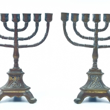 זוג מנורות ברונזה יהודיות בעלות שבעה קנים, המחצית הראשונה של המאה העשרים