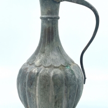 קנקן פרסי עתיק מהמאה ה-19, עשוי נחושת ובדיל בדגם 'פלחים'