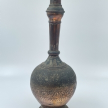 אגרטל פרסי עתיק מהמאה ה-19, עשוי נחושת ושאריות ציפוי בדיל, מעוטר בהיקף בערבסקות