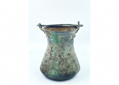 סיר פרסי עתיק מהמאה ה-18 עשוי נחושת וידית ברזל מקושתת, עיטורי מדליונים