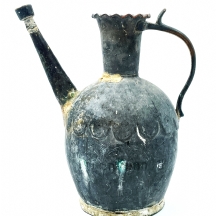אפטבה פרסי עתיק מהמאה ה-19, עשוי נחושת ובדיל, בעל שפה משופלת וזרבובית ישרה