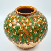 כד סיני כדורי בסגנון שושלת טאנג (Tang dynasty), מעוטר זיגוג 'סנקאי'
