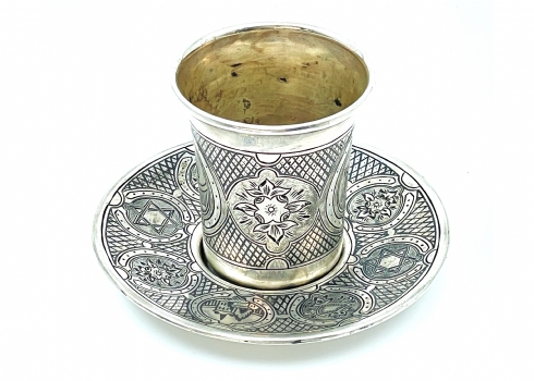 כוס כסף רוסית ותחתית תואמת, מעוטרת 'ניילו' (Niello) שחור, חתום