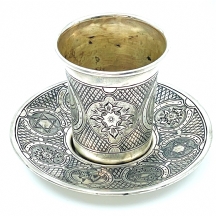 כוס כסף רוסית ותחתית תואמת, מעוטרת 'ניילו' (Niello) שחור, חתום