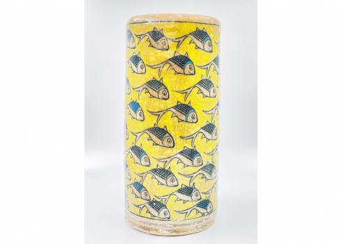 אגרטל קרמיקה פרסי גלילי גדול, מעוטר ציורי יד בדגם דגים על רקע בגוון צהוב