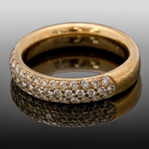 טבעת עשויה זהב צהוב 18 קארט משובצת יהלומים