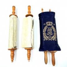 לוט של שני ספרי תורה ישנים (יד שניה / משומשים), לאחד יש שמלת בד