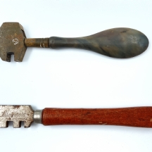 לוט של שני מכשירים ישנים לחיתוך זכוכית, 1920-1940 בקירוב