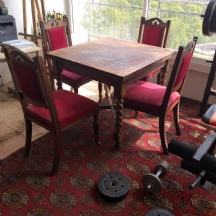 מערכת ריהוט עתיקה לפינת אוכל הכוללת שולחן וארבעה כיסאות, עשויים עץ