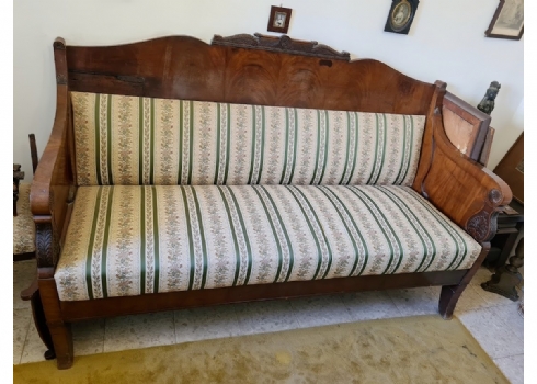 ספה גרמנית עתיקה מתקופת סגנון בידרמייר (Biedermeier) לחדר הסבה, עשוי עץ וריפוד ב