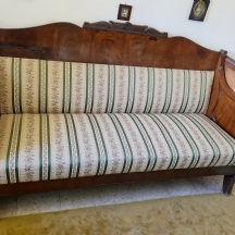 ספה גרמנית עתיקה מתקופת סגנון בידרמייר (Biedermeier) לחדר הסבה, עשוי עץ וריפוד ב