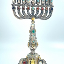 חנוכייה בסגנון טורקמני, מורכבת משני חלקים, עשויה מתכת מצופה כסף ומשובצת אבנים