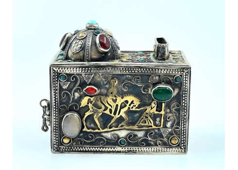 לאספני יודאיקה - כלי מפואר לאיסוף צדקה, בסגנון טורקמני, עשוי מתכת מצופה כסף