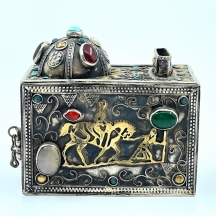 לאספני יודאיקה - כלי מפואר לאיסוף צדקה, בסגנון טורקמני, עשוי מתכת מצופה כסף