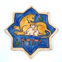 אריח קרמיקה פרסי מעוטר ציורי יד והכיתוב יהודה (שבט יהודה) רקע בגוון כחול