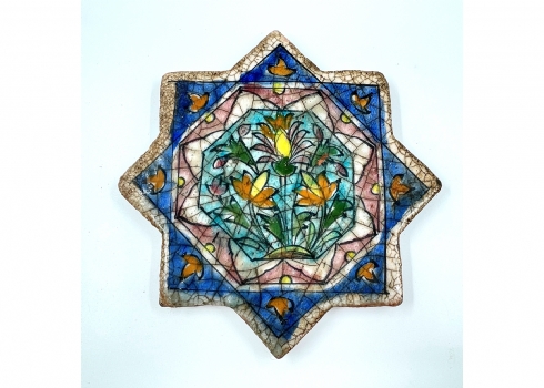 אריח קרמיקה פרסי מעוטר ציורי יד בדגם מדליון מתומן ובתוכו פרחים