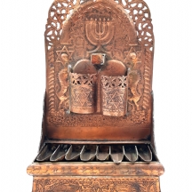חנוכיה מרוקאית ישנה גדולה ויפה, עשויה נחושת, מעוטרת בעבודת ריקוע ידנית