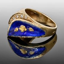 טבעת עשויה זהב צהוב 14 קארט משובצת יהלומים ומעוטרת באמייל כחול.
