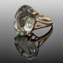 טבעת רטרו ישנה ויפה, עשויה זהב צהוב 9 קארט, חתומה, משובצת אבן אמטיסט ירוקה מלוטש