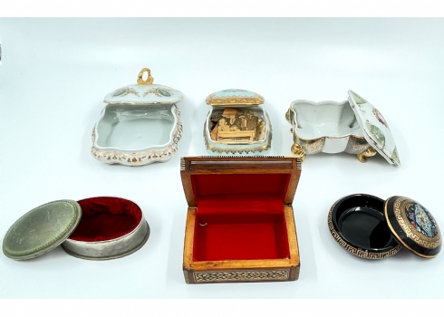 לוט של קופסאות שונות מחומרים שונים כגון עץ, מתכת ופורצלן