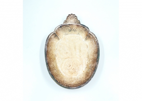 כלי הגשה אנגלי ישן ויפה, עשוי מתכת מצופה כסף, חתום ידית בצורת צדף וגוף בצורת תות