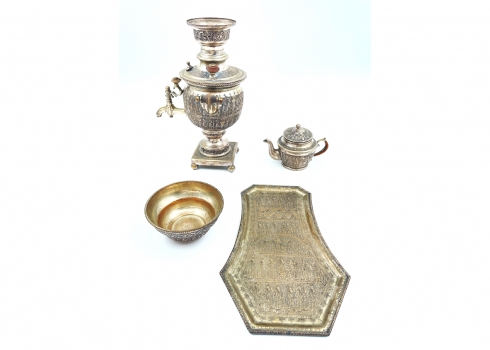 לוט של ארבעה חפצי נוי פרסים עתיקים מוכספים