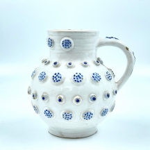 קנקן פאיינס (Faience) צרפתי ישן עשוי עבודת יד, מעוטר בדגם קבושונים מנוקדים בכחול