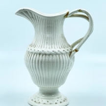 קנקן פאיינס – Faience צרפתי לבן בן כמאה שנה, פגם ותיקון ישן לידית, חתום