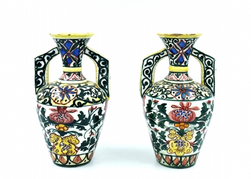 זוג כדי מיוליקה (Maiolica), ישנים ויפים מעוטרים ציורי יד על רקע בגוון ירוק וצהוב