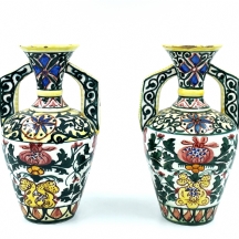 זוג כדי מיוליקה (Maiolica), ישנים ויפים מעוטרים ציורי יד על רקע בגוון ירוק וצהוב