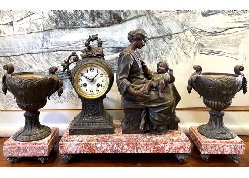 סט גארניטורה (Garniture) צרפתי עתיק מהמאה ה-19, כולל שעון קמין עתיק ושני אגרטלים