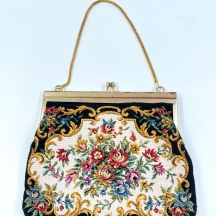 ארנק גובלן בסגנון 'פטיט פואה' (petit pois needlepoint), בדגם פרחים על רקע שחור