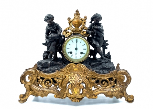 שעון קמין צרפתי עתיק מסוף המאה ה-19, עשוי שפלטר (Spelter), צבוע בצביעה קרה