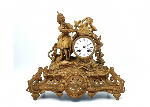 שעון קמין צרפתי עתיק מסוף המאה ה-19, עשוי שפלטר (Spelter), צבוע בגוון זהב