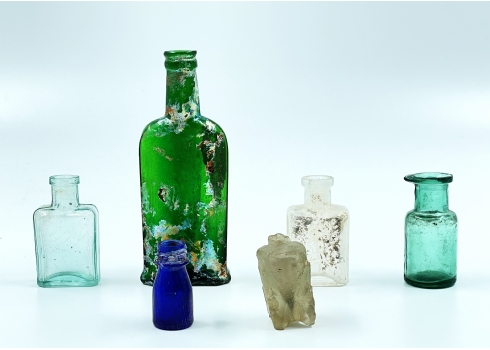 לוט של 6 בקבוקי זכוכית ישנים ועתיקים שונים