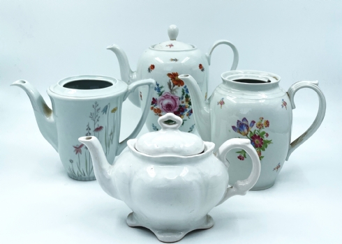 לוט של 4 קומקמי פורצלן ישנים שונים, לשניים חסר מכסה